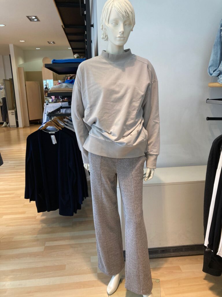 Pulli mit seitlichem Reißverschluss und gemusterte Hose