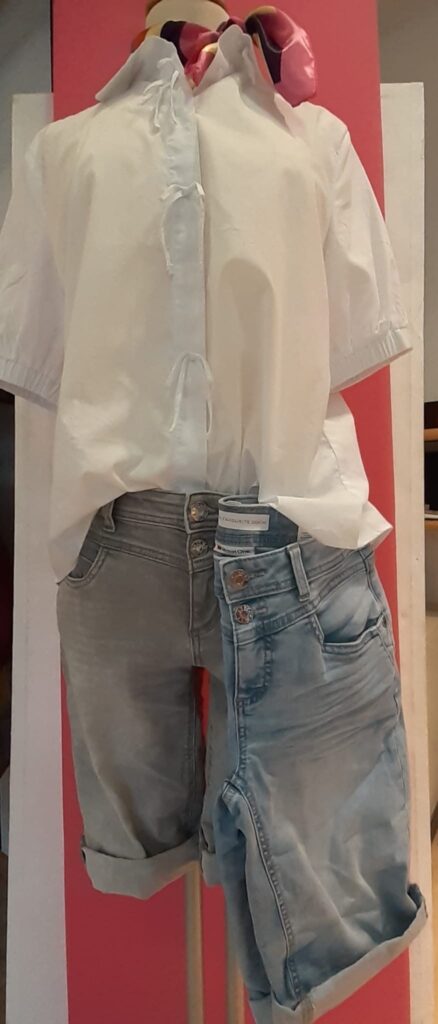 Shorts in blau und grau von Street One