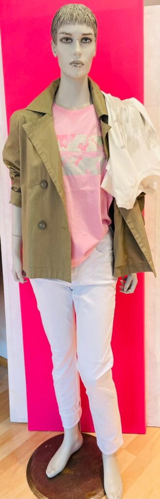 T-Shirt von Cecil, Kurzjacke von Cecil und Jeans von Blue Fire