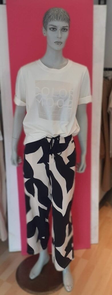 Shirt von Cecil und Hose von Street One.