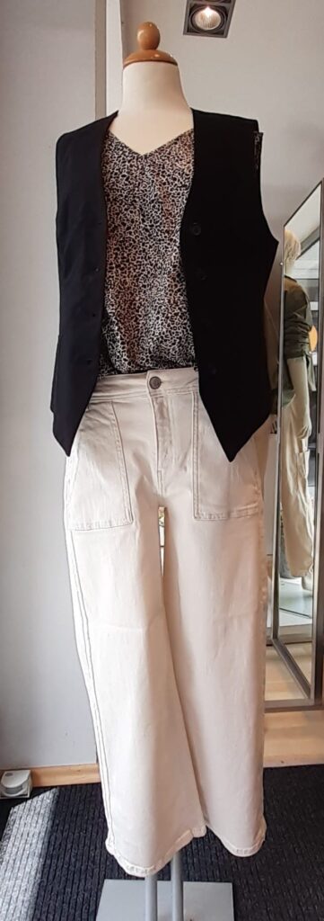 Weste von Smith & Soul, Top von Street One und Jeans von Street One