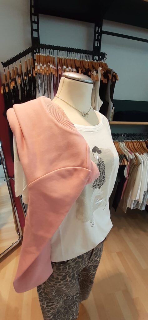 Sweaty von Street One, Shirt von Street One und Jeans von Street One