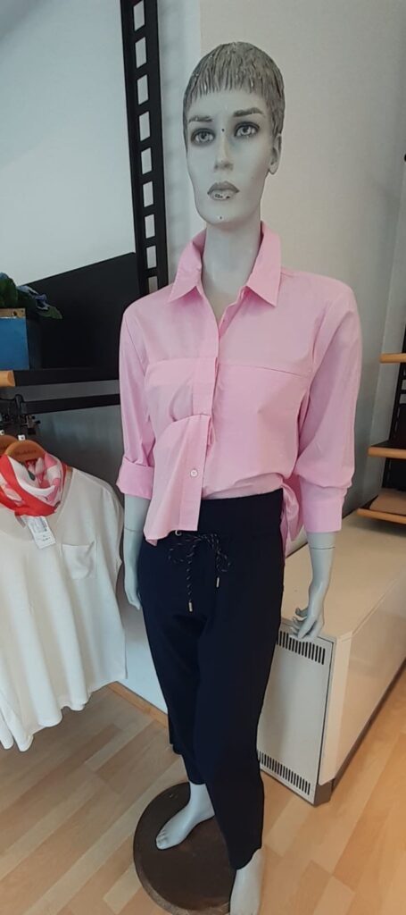 Bluse von Cecil und Hose dunkelblau von Cecil.