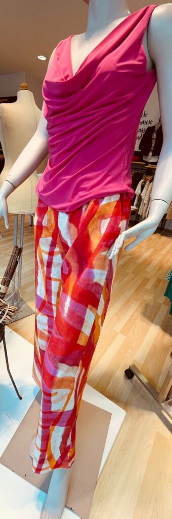 Shirt mit Wasserfallkragen und Leinenhose von Milano Italy