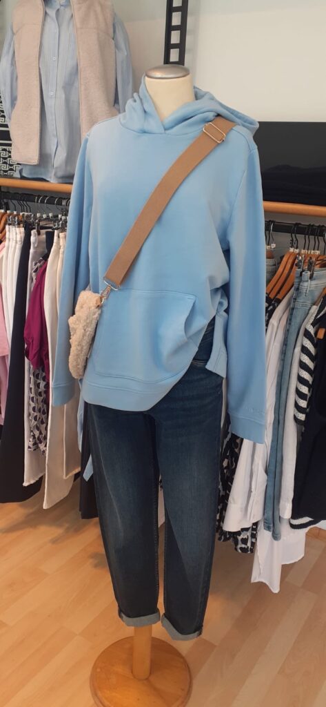 Sweaty von Cecil, Jeans von Blue Fire und Crossbody-Tasche.