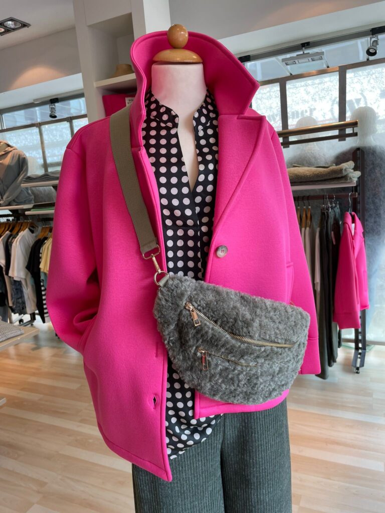 Bluse, Jacke und Cross-Tasche