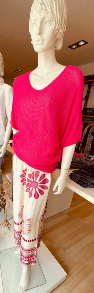 Baumwollpullover pink und Hose mit Druckmuster.