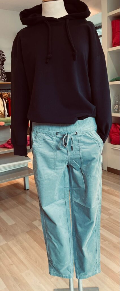 Kapuzensweater von Elbsand und Feincord-Hose von Street On