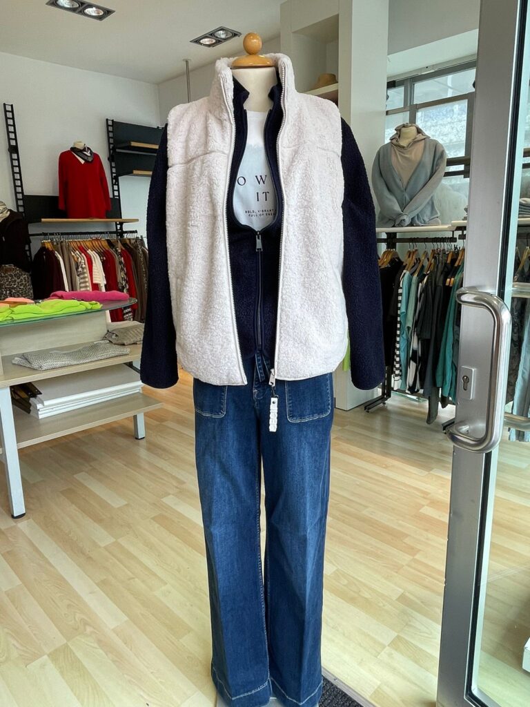 Shirt von Street One, Jacke Curly von Street One, Weste Curly von Street One und Jeans von Blue Fire.
