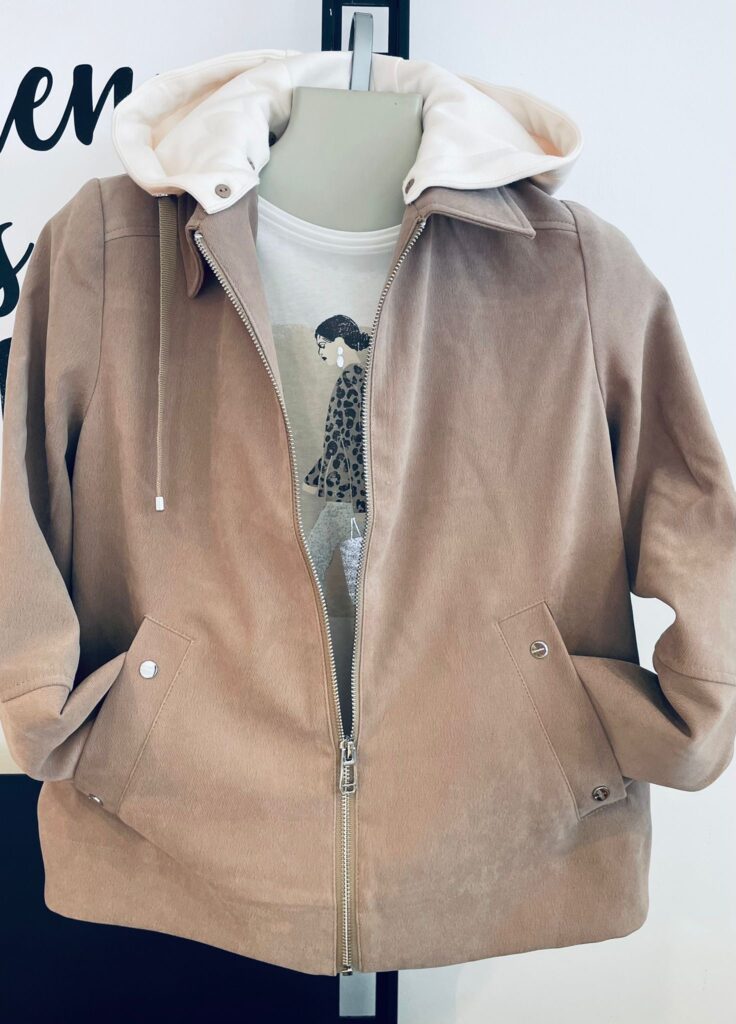 Blouson sandfarend mit abnehmbarer Kapuze von Street One.