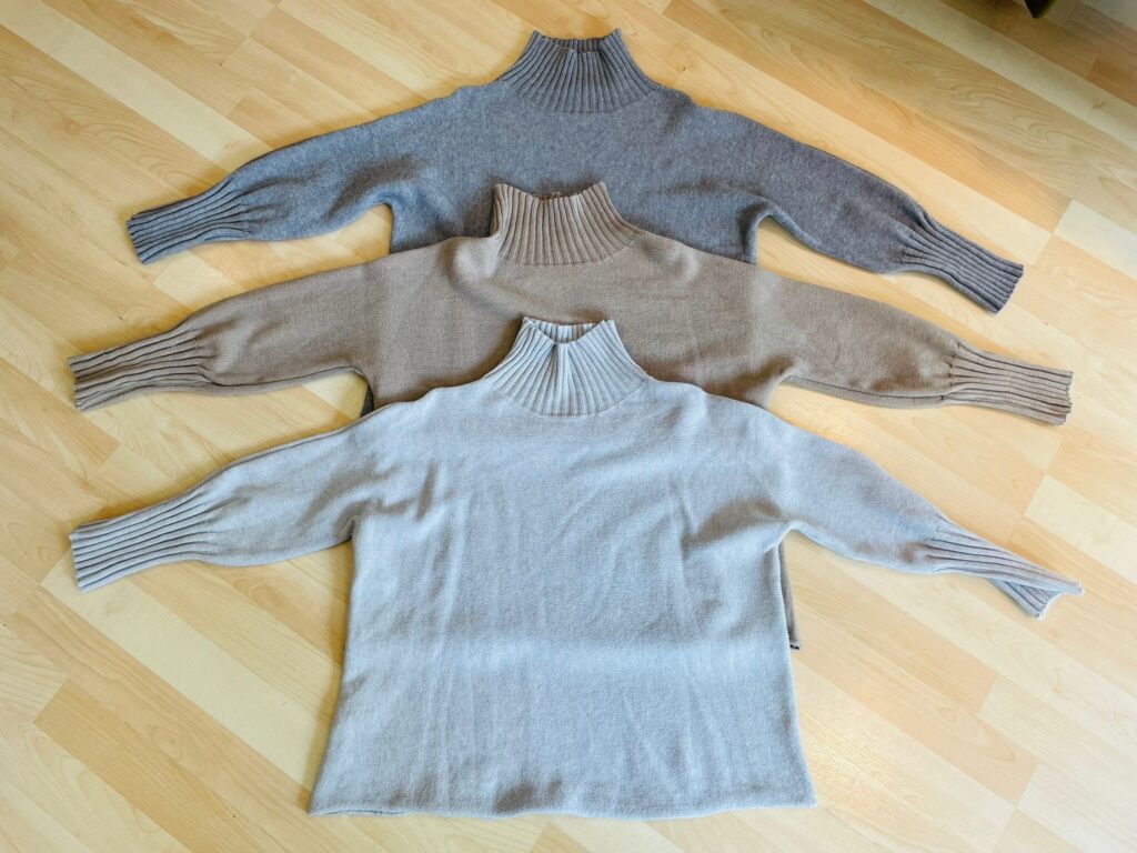 Pullover mit Turtelneck in grau, sand und silbergrau.