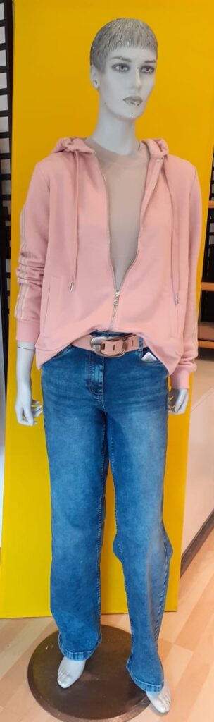 Top von Street One, Sweatjacke von Street One und Jeans von Cecil