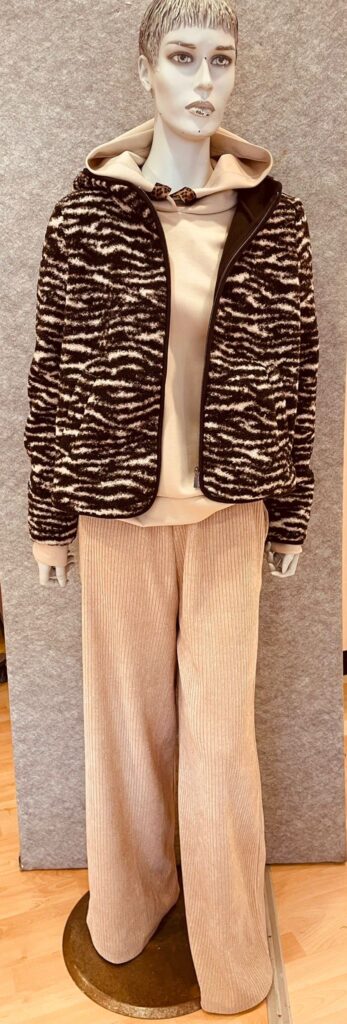 Hoody in beige, Cordhose in beige und Jacke gemustert von Street One
