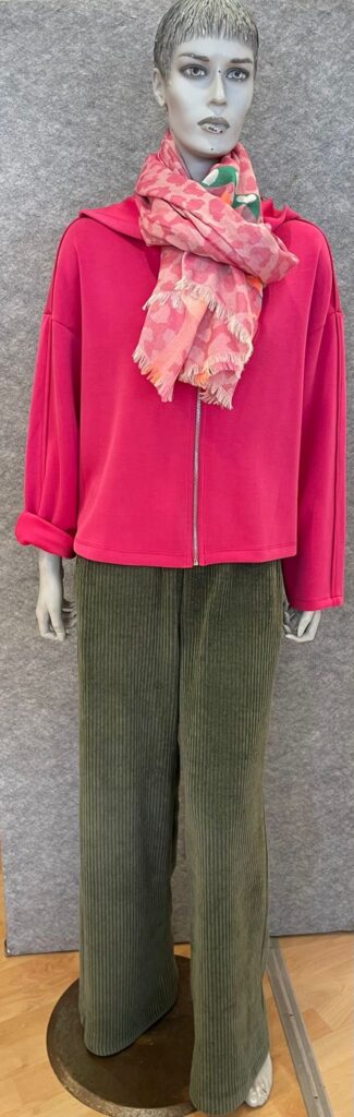 Sweatjacke pink, Schal und Cordhose kaki