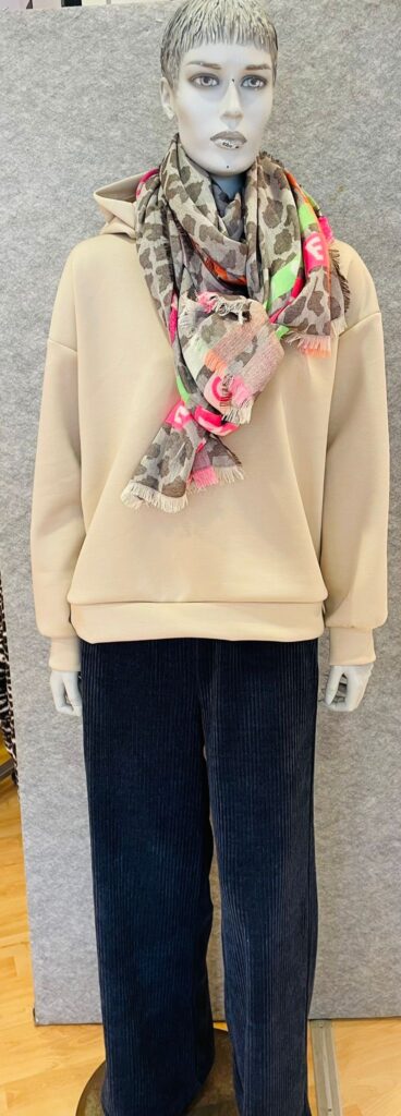 Hoody in beige, Schal und Cordhose in marine