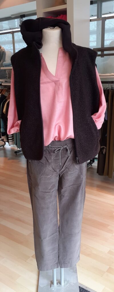 Bluse von Street One, Curly Weste in dunkelbraun von Street One und Hose deep taupe Feincord von Cecil.