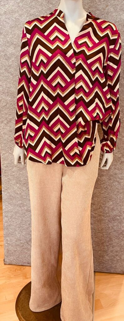Bluse grafisches Muster und Cordhose beige.