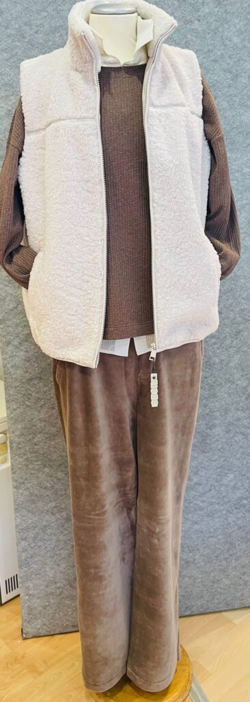 Strukturshirt in toffe von Street One, Curlyweste Outdoor von Street One, Bluse Ton-in-Ton-Streifen von Street One und Softcordhose in toffee von Street One.