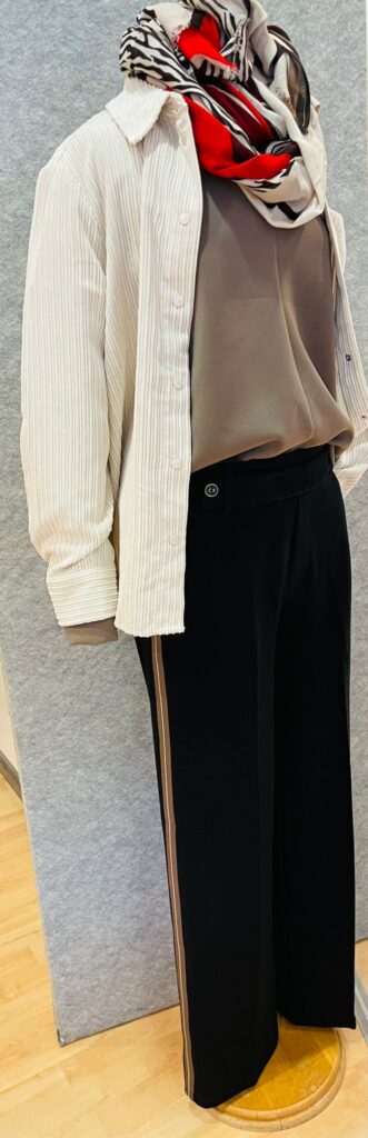 Sweatshirt in Seidentouch von Street One, Hose Wide Leg mit Gallonstreifen von Street One, Tuch und Cordhemd von Cecil.