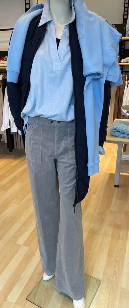 Bluse fil à fil bleu von Cecil, Hoody hellblau von Cecil, Steppmantel in marine von Cecil und Cordhose, Wide Leg in grau von Blue Fire.