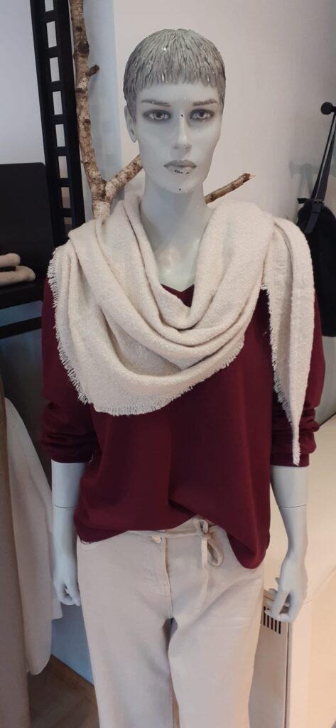 V-Nek Silk Look von Street One und Dreieckstuch von Cecil