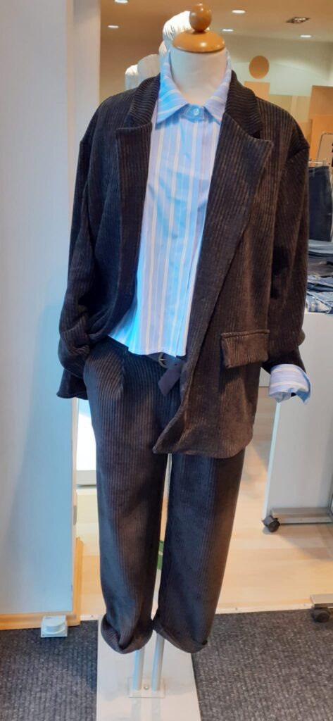 Bluse, Cordblazer und Cordhose
