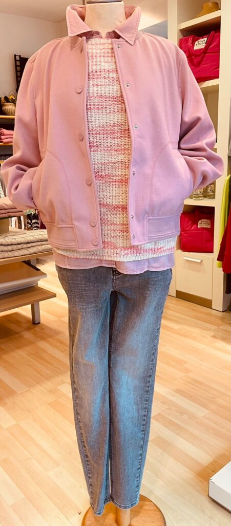 Bluse Tencel von Cecil, Blouson Wolloptik von Cecil, Pullover gemustert von Street One und Jeans silbergrau von Street One.