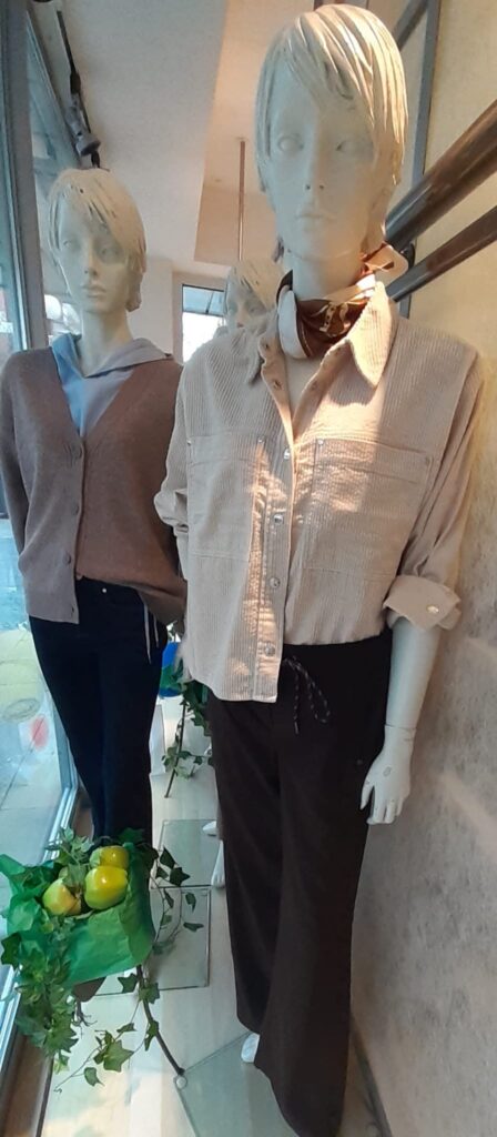 Cordhemd von Cecil und dunkelbraune Hose von Cecil