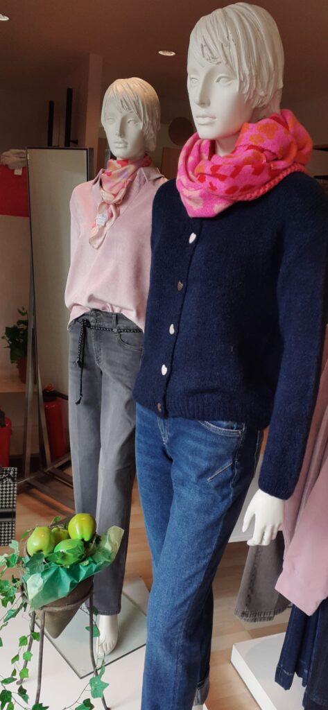 Graue Jeans von Blue Fire, Bluse puderrosa von Cecil, blaue Jeans von Blue Fire und Strickjacke.