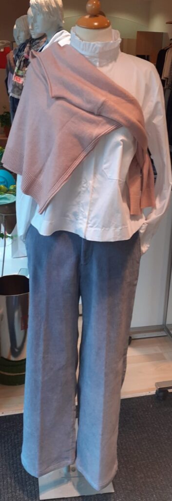 Bluse weiß, Pulli von Street One und Velvet Marlene in silbergrau von Blue Fire