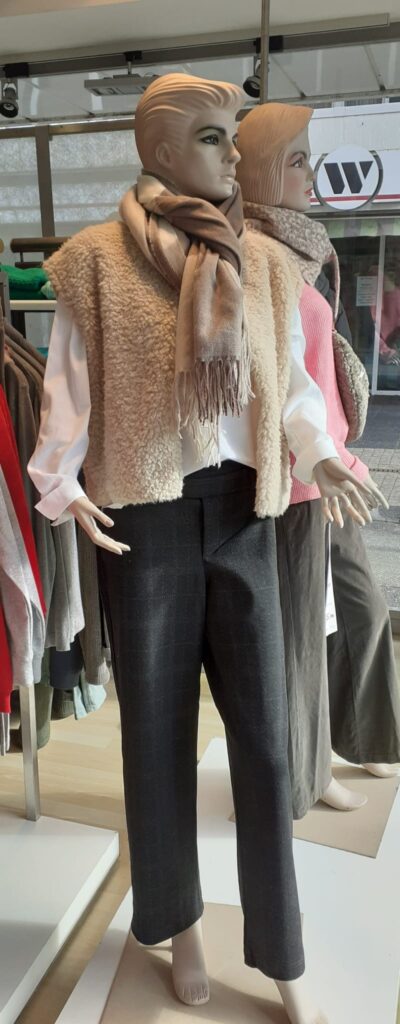 Bluse von Street One, Weste und Hose von Street One