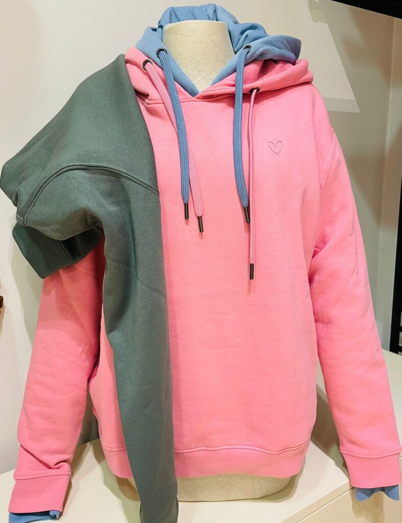 Sweatshirt mit Kapuze in grün, eisblau und rosé