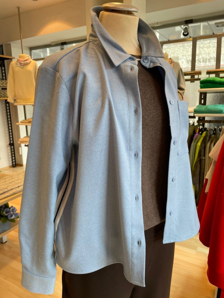 Blusenjacke hellblau mit Gallonsteifen von Street One