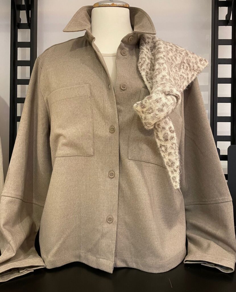 Hemdbluse beige von Street One, T-Shirt beige von Street One und Schal Leodruck von Street One