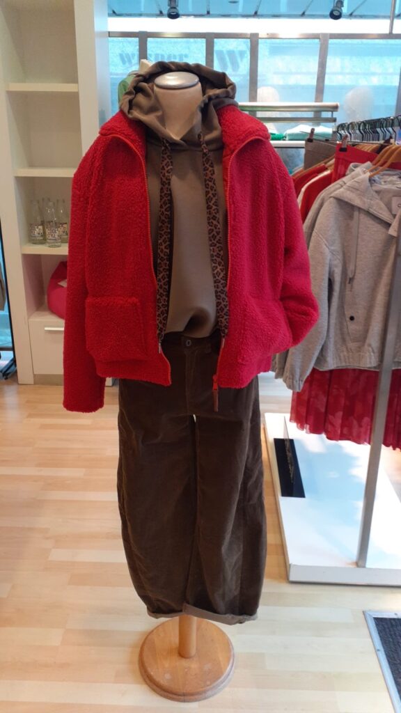 Sweatshirt, Teddyjacke und Cordhose