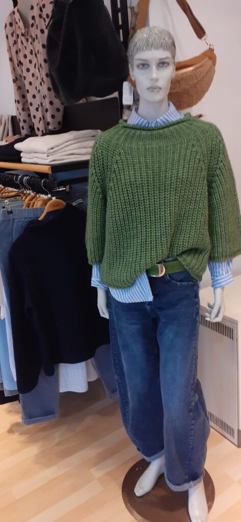 grüner Pullover, Bluse und Jeans