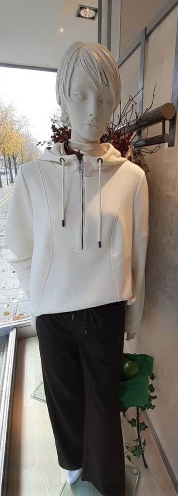 Sweaty von Cecil und Hose von Cecil