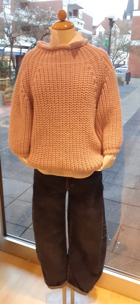 Bluse weiß, Strick und Barrel Jeans