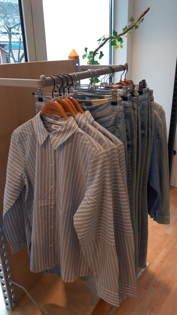 blaue Streifenbluse von Cecil