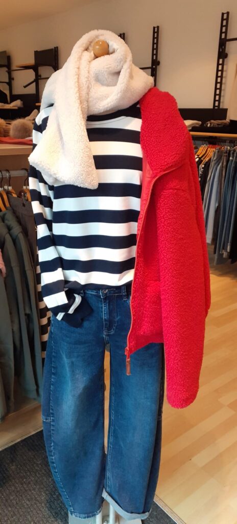 blau gestreiftes Sweaty von Cecil. Teddyjacke und Barrel jeans