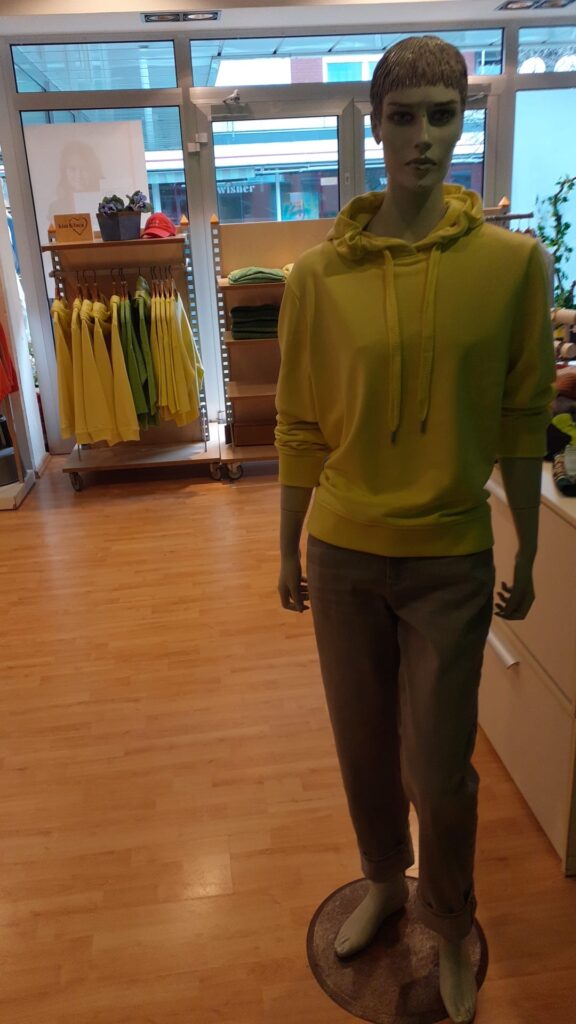 Jeans be fit grey von Blue Fire und Sweaty iced yellow von Cecil.