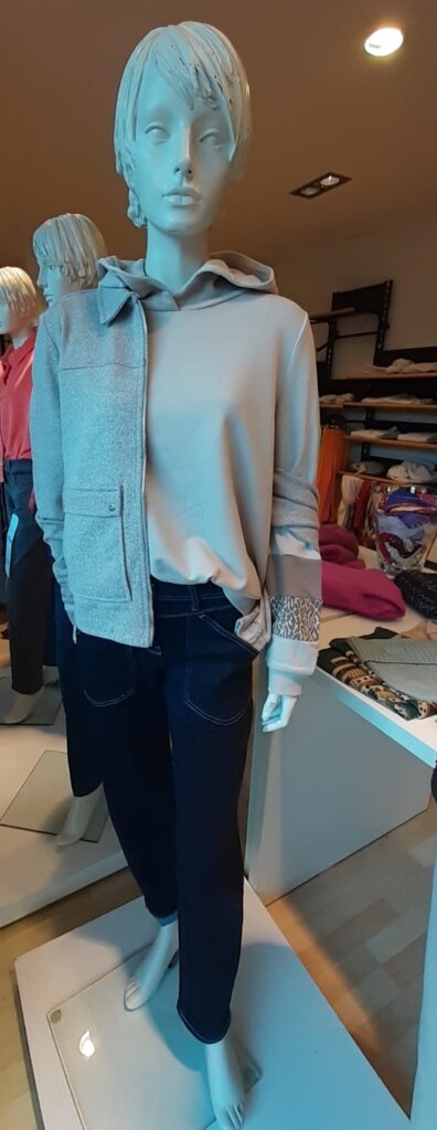 Sweaty morn beige von Street One, Blouson soft Herringbone von Steet One und Barrel Jeans rinsed von Cecil.