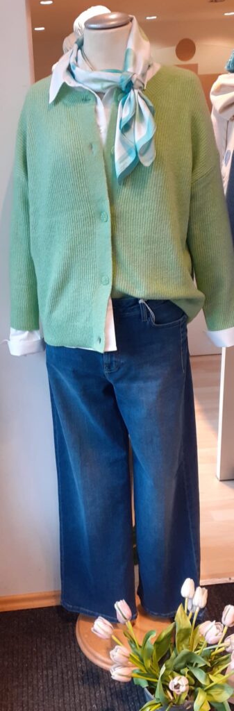 Jeans Wide Leg von Blue Fire und Cardigan grün melange von Cecil.