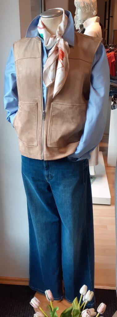 Bluse von Street One und Weste velour golden camel von Cecil.