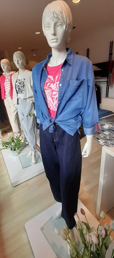 T-Shirt von Cecil, Denimhemd von Cecil und Barrel Jeans von Blue Fire