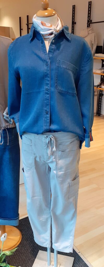 Jeanshemd von Cecil und Cargohose Lyocell von Street One.