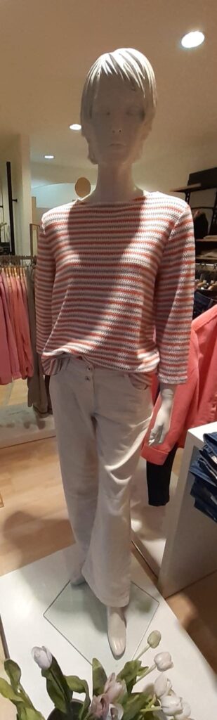 Shirt von Cecil und Jeans von Cecil