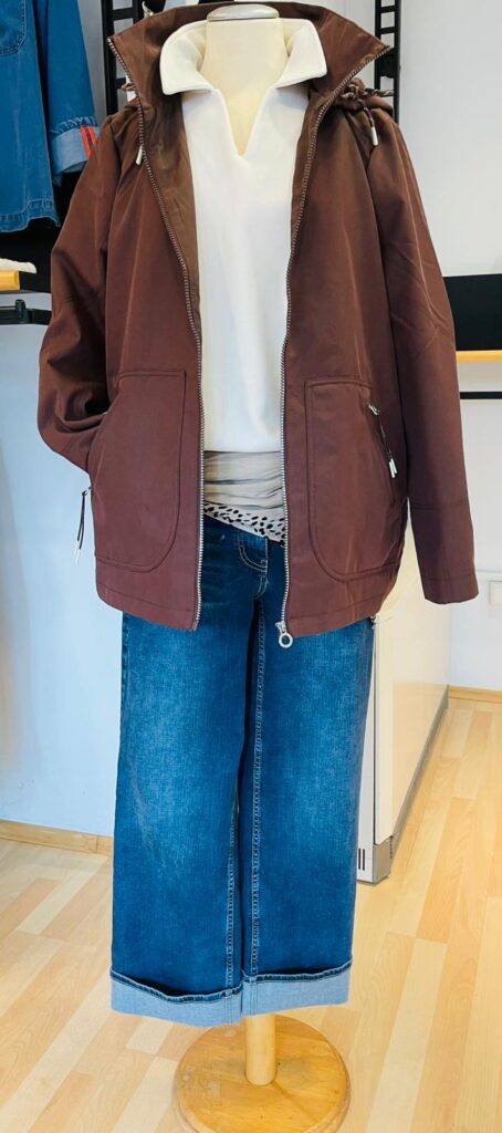 Parka braun mit Kapuze von Street One, Sweatshirt natur mit Kragen von Street One und Jeans Wide Leg von Cecil.