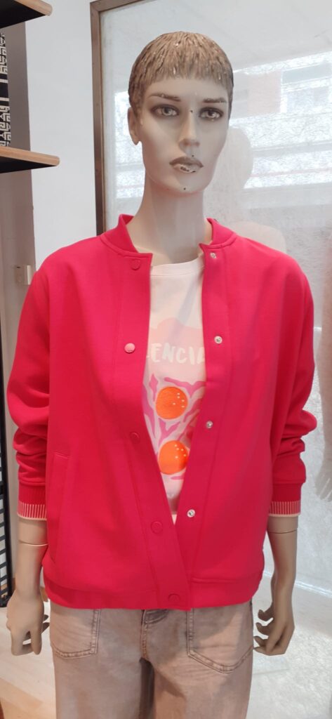 T-Shirt Candy print von Smith & Soul und College Blouson in pink von Cecil