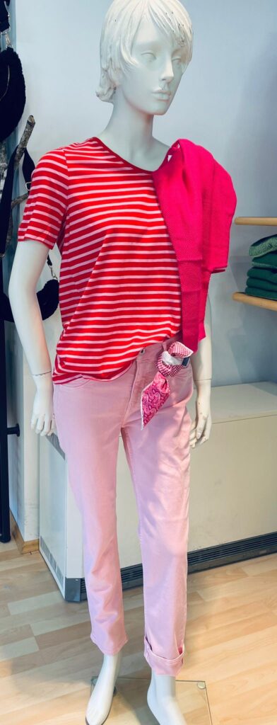 T-Shirt rot-rose gestreift von Street One, Pullover 1/2-Arm von Cecil und Jeans von Blue Fire